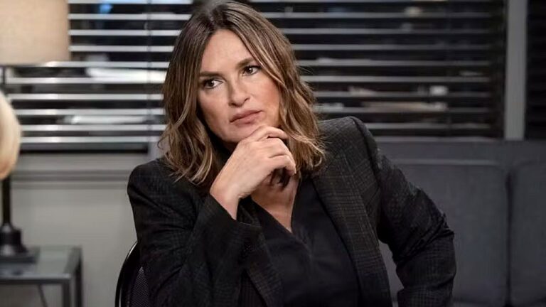 Detetive Olivia Benson apoia o queixo na mão durante interrogatório em cena de Law & Order SVU