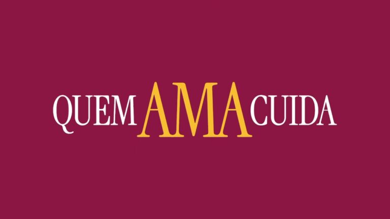 Logotipo da novela Quem Ama Cuida com nome da produção em letras brancas e amarelas sobre fundo vinho