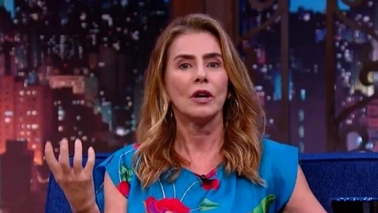 Maitê Proença aparece parcialmente em estúdio com gráficos e textos sobrepostos na tela em cena de programa televisivo