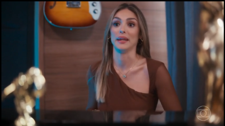 Naiane surta de ciúmes de João Raul em Coração Acelerado