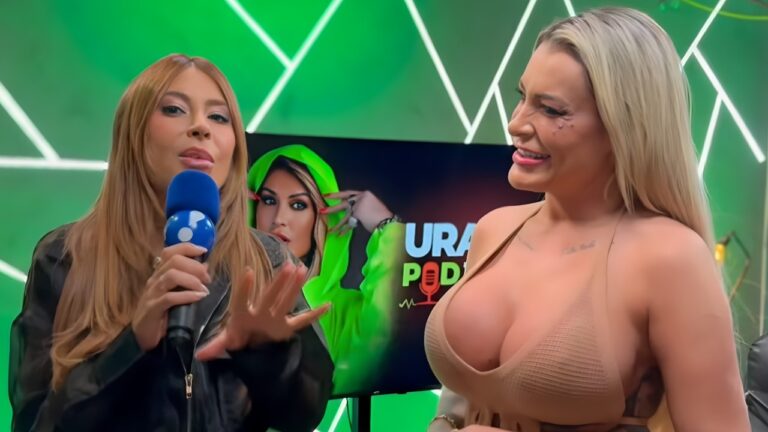 Naty Curvelo fala ao microfone em estúdio enquanto Andressa Urach sorri ao lado com tela do podcast ao fundo