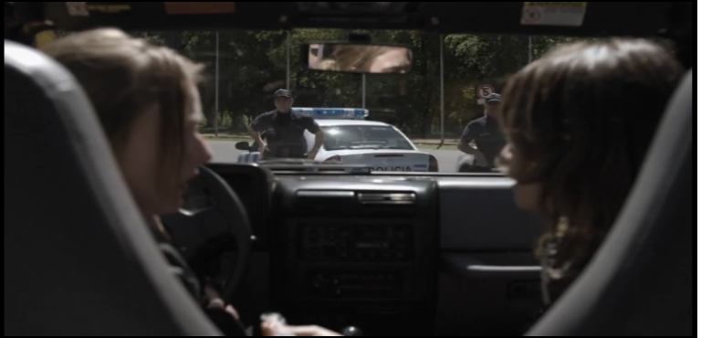 Nina tenta acalmar Begônia, mas a moça bate o carro em um veículo da polícia em Avenida Brasil