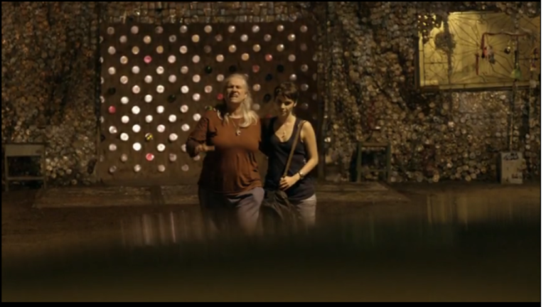 Nina volta ao Brasil para começar a sua vingança contra Carminha em Avenida Brasil