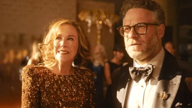 Mulher com vestido brilhante e homem de smoking reagem durante evento formal em cena de série ou filme