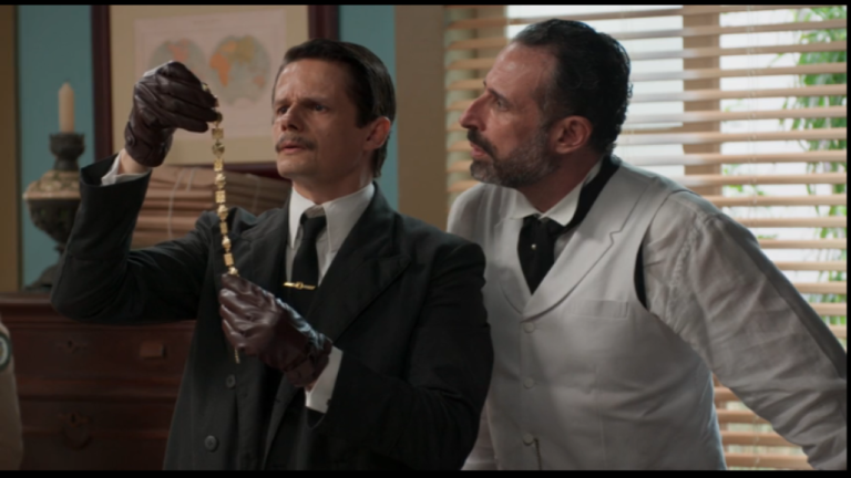 O inspetor vem de São Paulo para conferir se as joias penhoradas são as roubadas da joalheria em A Nobreza do Amor