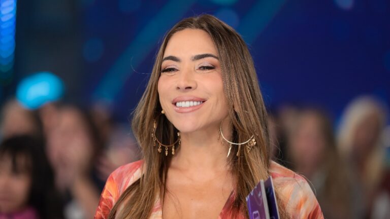 Patricia Abravanel sorrindo com roupa estampada e brincos grandes durante gravação do Programa Silvio Santos no SBT