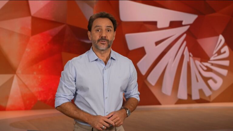 Paulo Renato Soares fala em estúdio da Globo, com cenário vermelho e logotipo estilizado ao fundo durante o Fantástico.