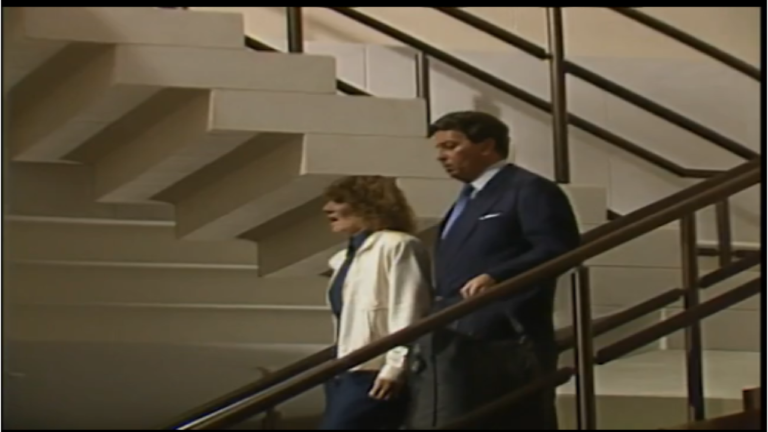 Renato consegue encontrar Mariana no hotel em Rainha da Sucata