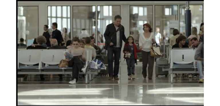 Rita é adotada por um casal estrangeiro que a leva para a Argentina em Avenida Brasil