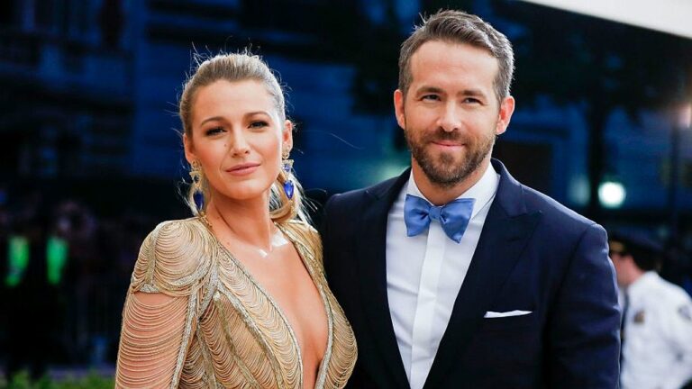Texto Alternativo disse: Blake Lively e Ryan Reynolds posam juntos em evento de gala com traje formal elegante