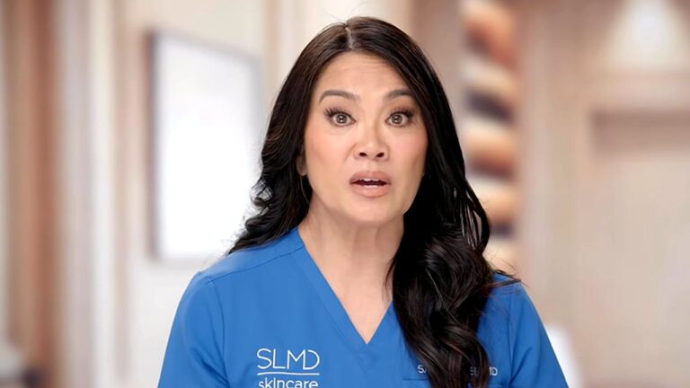 Mulher com uniforme azul da SLM Skincare fala olhando para a câmera em vídeo publicitário