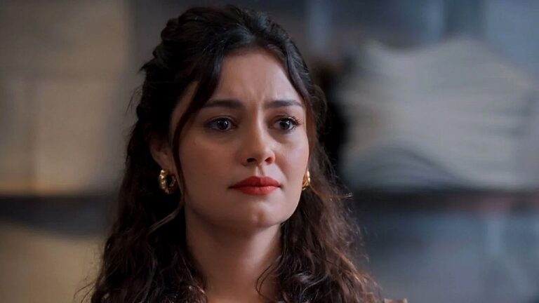 Texto Alternativo disse: Mulher com expressão emocionada e olhar tenso em cena dramática de novela ambientada em ambiente interno