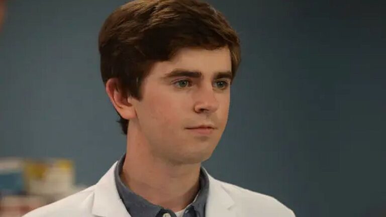 Jovem médico Shaun Murphy observa atento em cena da série The Good Doctor