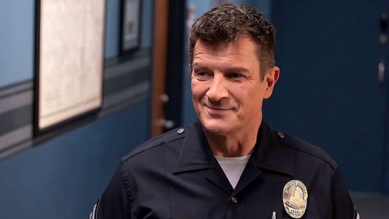 Policial com uniforme sorri em cena de série ambientada em delegacia