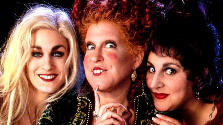 Três mulheres caracterizadas como bruxas posam juntas em cena do filme Abracadabra