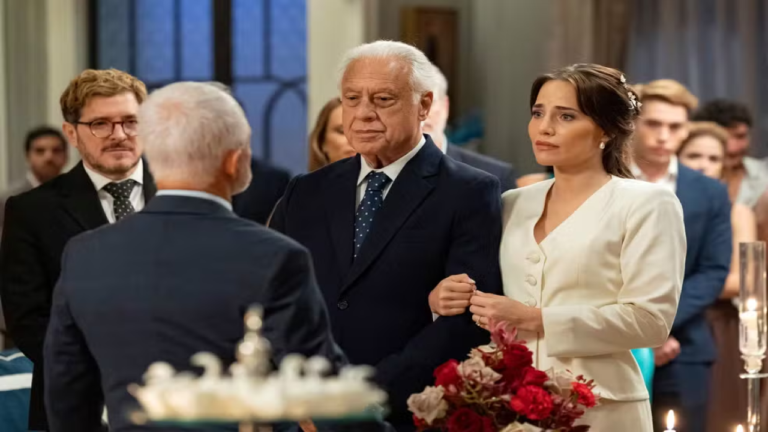 Adriana aceita se casar com Arthur mesmo com a família dele contra em Quem Ama Cuida