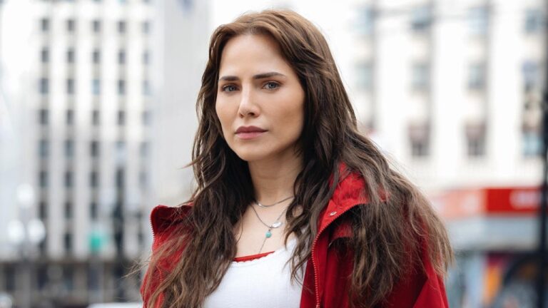 Adriana (Leticia Colin) usa casaco vermelho em cena da novela Quem Ama Cuida em área urbana