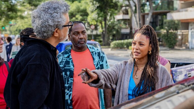 Sheron Menezzes aponta durante conversa com o diretor André Câmara em gravação de acidente da novela Por Você na rua