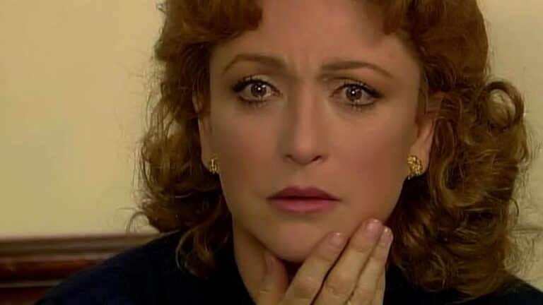Angélica María com expressão de surpresa e mão no rosto em cena da novela mexicana exibida na TV aberta