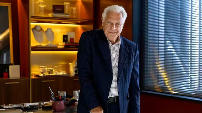 Personagem idoso em escritório de luxo durante cena de novela da TV Globo