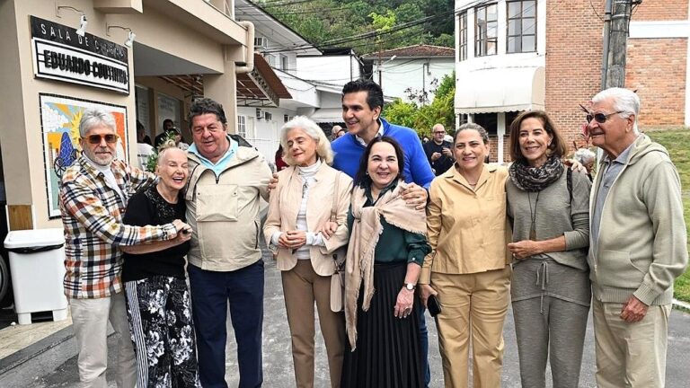 Artistas reunidos em um vilarejo