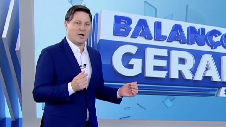 Eleandro Passaia apresenta o Balanço Geral em estúdio da Record com logotipo do telejornal ao fundo.