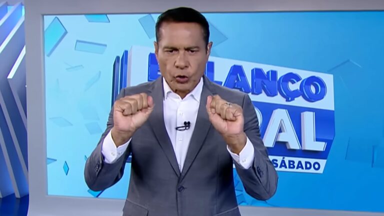 Willian Leite faz gesto com as mãos durante apresentação do Balanço Geral SP na Record.