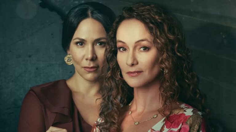 Belén (Magdyel Ugaz) e Mercedes (Jimena Lindo) em foto promocional da versão peruana de Senhora do Destino