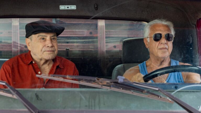 Bino (Stenio Garcia) e Pedro (Antonio Fagundes) dentro de caminhão em cena de especial da Globo sobre a série Carga Pesada