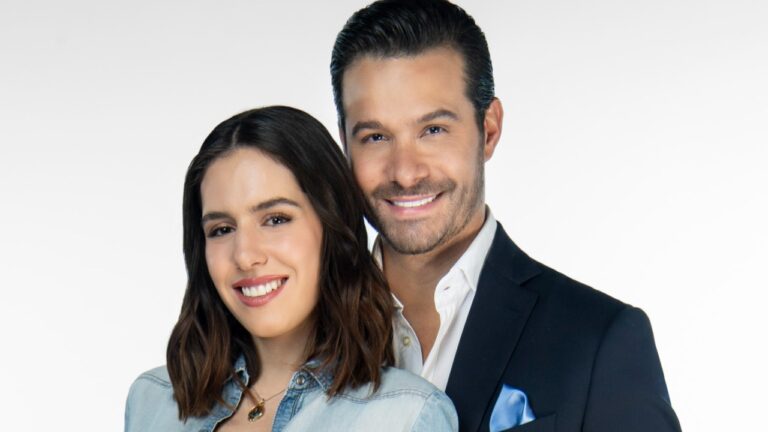 Camila Valero e Brandon Peniche posam sorrindo juntos em foto promocional da novela mexicana A História de Joana, a Virgem