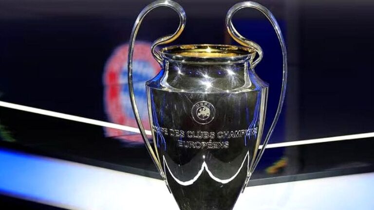 Troféu da Liga dos Campeões da UEFA exibido em palco durante evento da Champions League