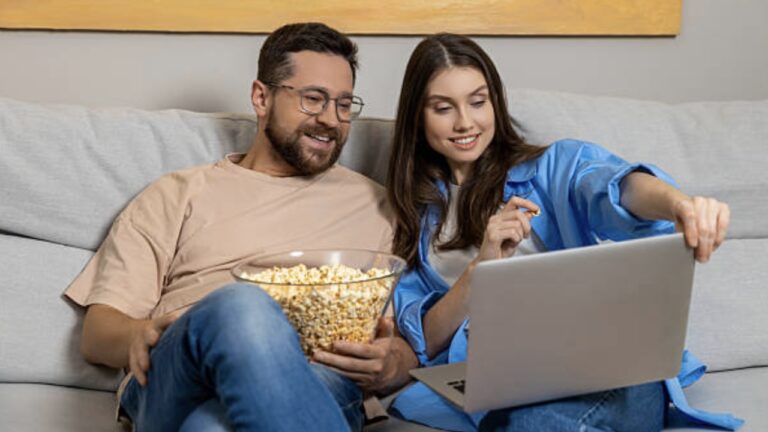 Foto de pessoas assistindo a série Dawson's Creek