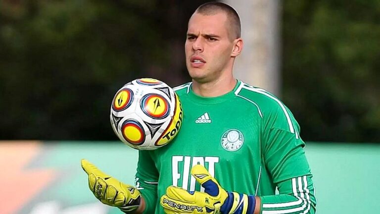 Goleiro do Palmeiras segura bola durante treino com uniforme verde do clube paulista