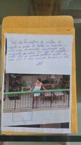 Bilhete anônimo critica mulher de toalha na varanda e foto mostra moradora apoiada na sacada do apartamento com toalha branca