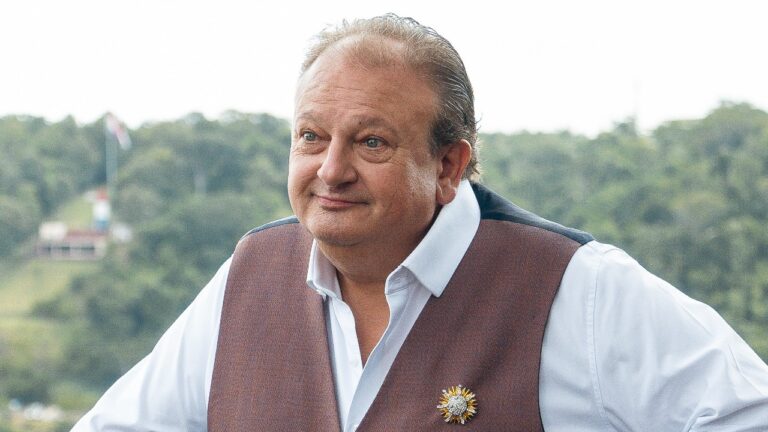 Erick Jacquin com colete marrom e camisa branca durante gravação do Pesadelo na Cozinha ao ar livre
