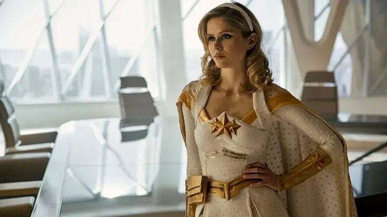 Super-heroína de uniforme branco e dourado posa em sala de reuniões com expressão séria
