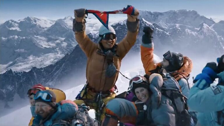 Alpinistas comemoram no topo de montanha nevada durante expedição ao Everest