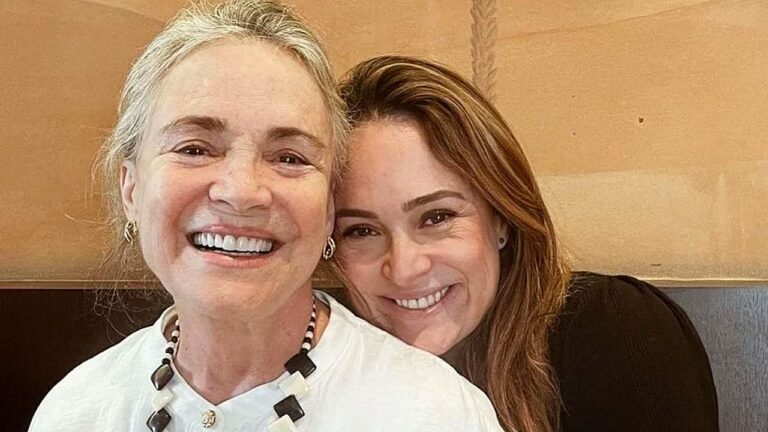 Duas mulheres sorriem abraçadas em foto compartilhada nas redes sociais
