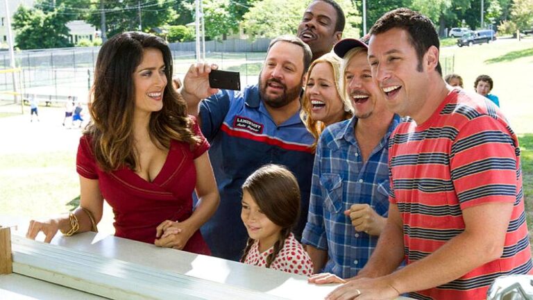 Adam Sandler e elenco posam juntos em cena do filme Gente Grande durante evento ao ar livre