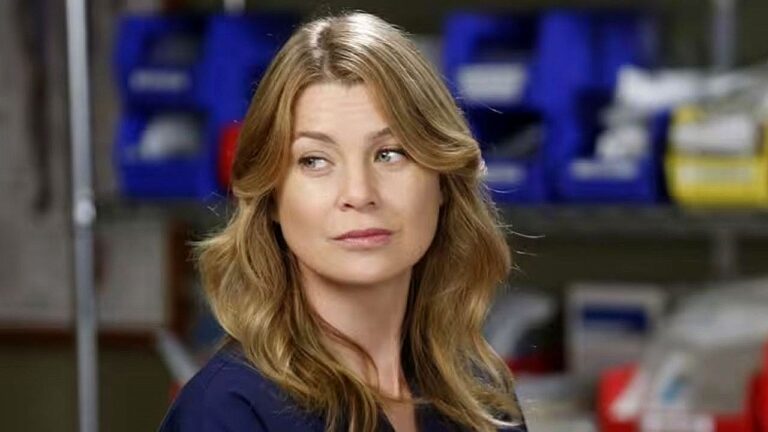Ellen Pompeo como Meredith Grey em cena da série Grey’s Anatomy dentro de hospital