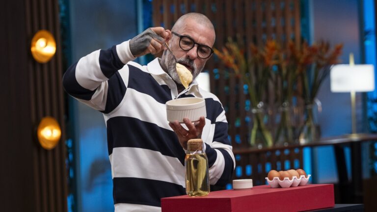 Henrique Fogaça segura tigela com creme durante prova culinária na estreia do MasterChef Brasil 13.
