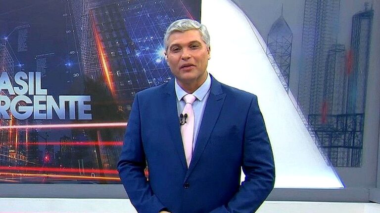 Apresentador do Brasil Urgente aparece de terno azul durante edição do telejornal da Band