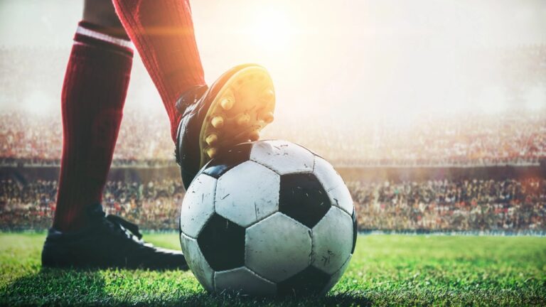 Foto de jogador com bola de futebol