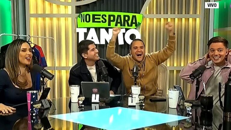 Integrantes do podcast No Espara Tanto comemoram durante programa ao vivo em estúdio com microfones
