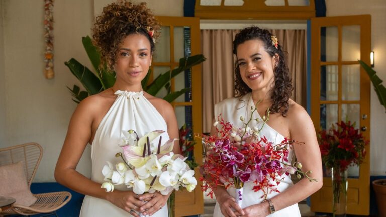 Laís (Lorena Lima) e Cecília (Maeve Jinkings) seguram buquês de flores em cena da novela Vale Tudo