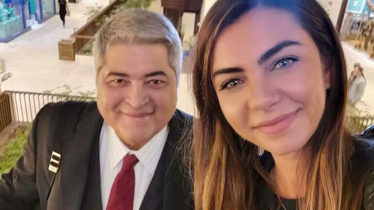 Datena e a filha posam para selfie em shopping durante cobertura jornalística da Band