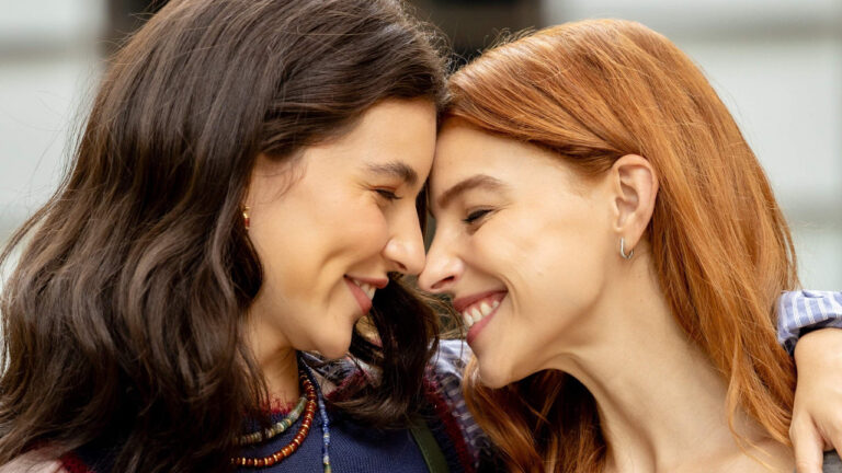 Lorena (Alanis Guilen) e Juquinha (Gabriela Medvedovsky) sorriem abraçadas em cena romântica da novela Três Graças