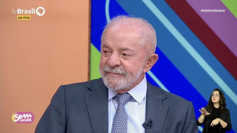 Presidente Lula durante entrevista no programa Sem Censura da TV Brasil com intérprete de Libras no canto da tela.