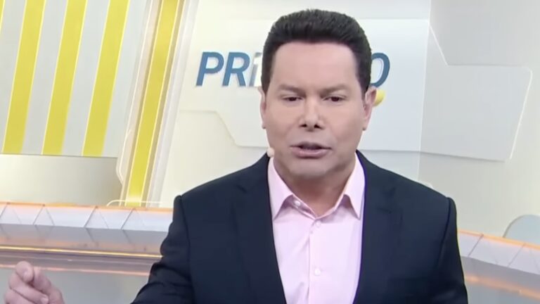 Marcão do Povo apresenta o Primeiro Impacto em estúdio do SBT durante edição matinal do telejornal.