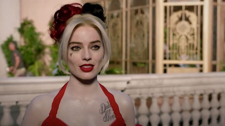 Arlequina interpretada por Margot Robbie com cabelo colorido e maquiagem em cena de Esquadrão Suicida